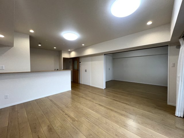 13階からの眺望は圧巻！！晴れていれば富士山も見える！きっと希望も見える！！【リフォーム】若葉台団地1-4号棟の居間・リビング