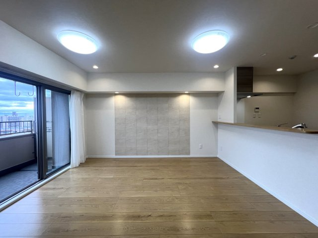 13階からの眺望は圧巻！！晴れていれば富士山も見える！きっと希望も見える！！【リフォーム】若葉台団地1-4号棟の居間・リビング