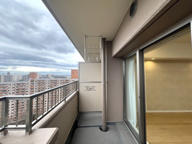13階からの眺望は圧巻！！晴れていれば富士山も見える！きっと希望も見える！！【リフォーム】若葉台団地1-4号棟のバルコニー