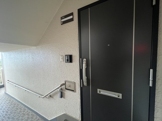 13階からの眺望は圧巻！！晴れていれば富士山も見える！きっと希望も見える！！【リフォーム】若葉台団地1-4号棟の玄関