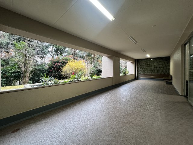 13階からの眺望は圧巻！！晴れていれば富士山も見える！きっと希望も見える！！【リフォーム】若葉台団地1-4号棟のその他共用部分