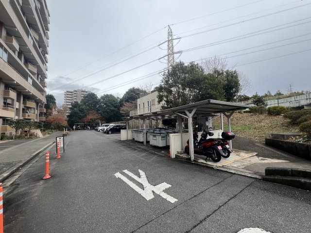 13階からの眺望は圧巻！！晴れていれば富士山も見える！きっと希望も見える！！【リフォーム】若葉台団地1-4号棟の駐輪場