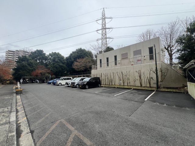 13階からの眺望は圧巻！！晴れていれば富士山も見える！きっと希望も見える！！【リフォーム】若葉台団地1-4号棟の駐車場