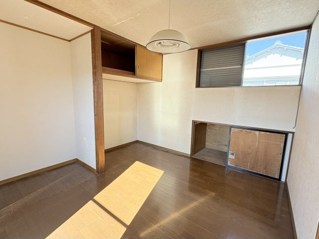 売中古戸建　静岡市清水区蒲原東の洋室|2階西側の洋室。収納スペースが西側と北側2か所にあります。