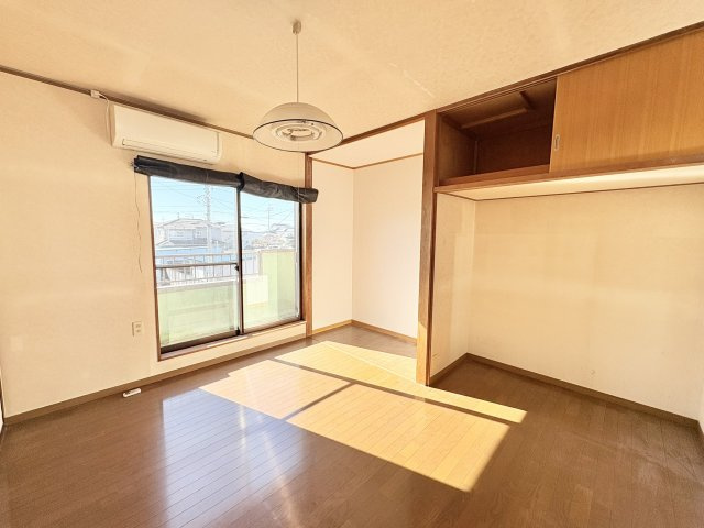 売中古戸建　静岡市清水区蒲原東の洋室|2階西側の洋室。南側の窓から明るい日差しが入ります。