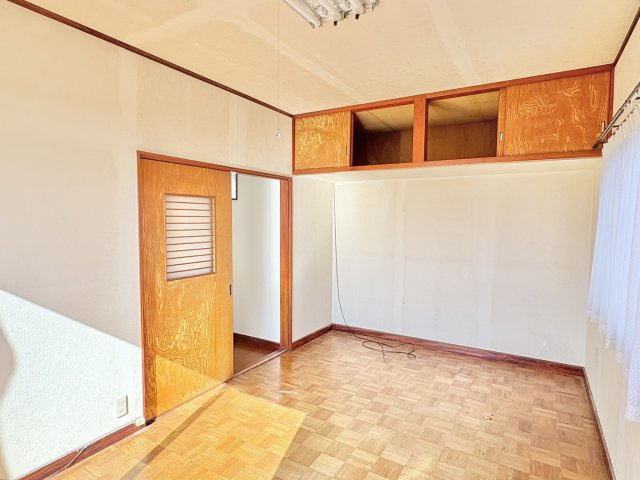 売中古戸建　静岡市清水区蒲原東の洋室|2階東側の洋室。こちらの部屋も収納あります。上部にあるために部屋のスペースを広く使えます。