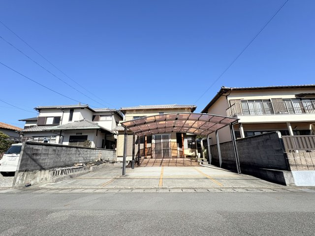 売中古戸建　静岡市清水区蒲原東の前面道路含む現地写真|間口も広く、駐車スペースは余裕を持った3台分。カーポート2台分有り。