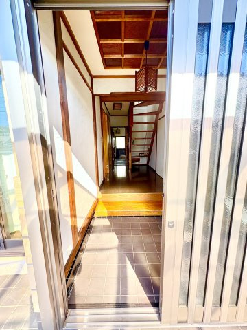 売中古戸建　静岡市清水区蒲原東の玄関|玄関はシンプルで使い勝手の良い作りです。