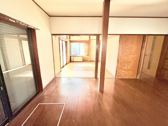 売中古戸建　静岡市清水区蒲原東の居間・リビング|リビングダイニングから南側の和室にかけてはつながっているために広く感じます。
