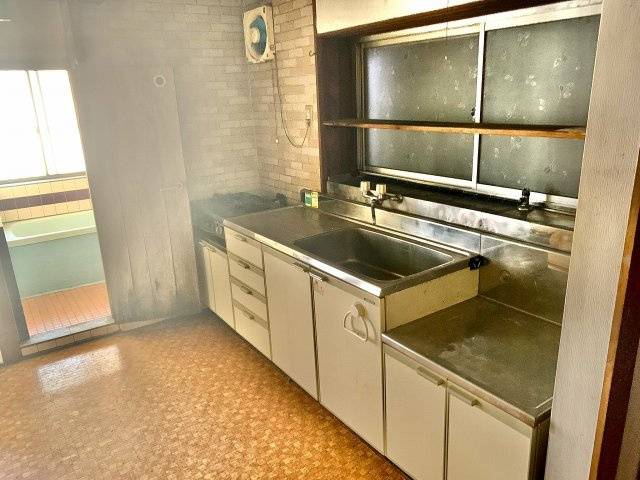 売中古戸建　静岡市清水区蒲原２丁目のキッチン|キッチンには窓があり明るく開放的です。壁付けキッチンなので集中してお料理出来ますね。