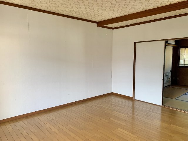 売中古戸建　静岡市清水区蒲原２丁目の居間・リビング|壁紙が白で統一されていてお洒落な雰囲気です。