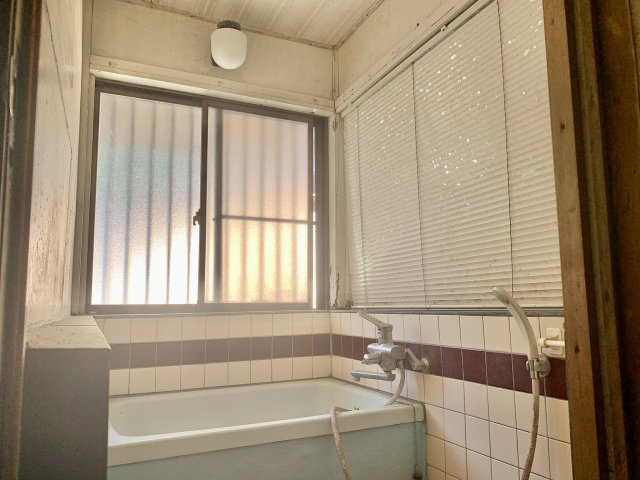 売中古戸建　静岡市清水区蒲原２丁目の浴室|窓があるので明るい室内です。シンプルで使い勝手の良いお風呂です。