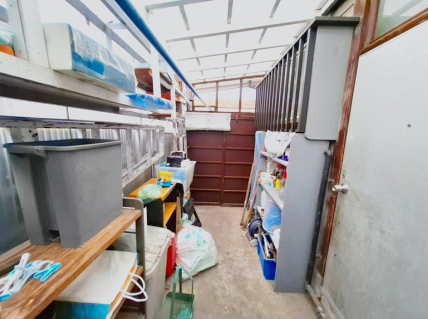 売中古戸建　清水区蒲原堰沢の収納|勝手口から納戸に出られます。広めの納戸ですので室内の収納スペースを圧迫することがないかと思います。