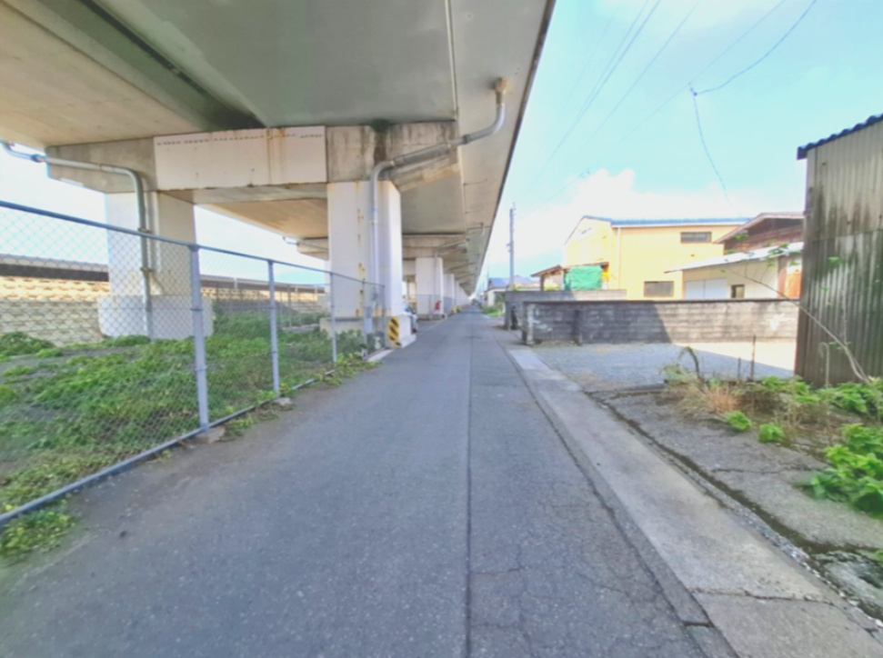 売中古戸建　清水区蒲原堰沢の前面道路含む現地写真|前面道路は交通量が少ないので、車の出し入れも楽ですね。