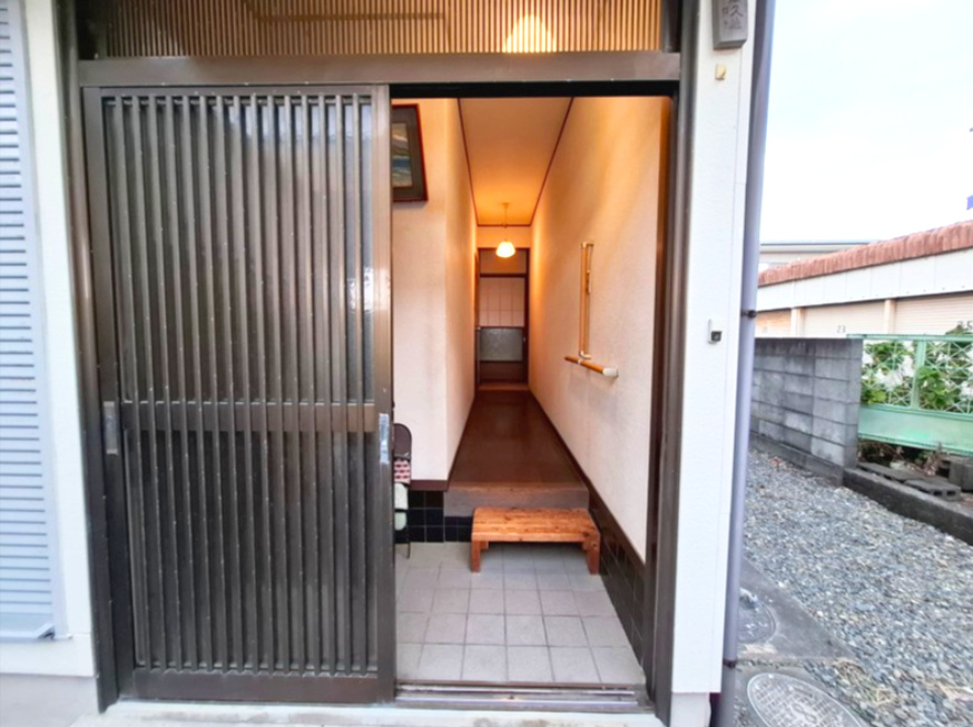 売中古戸建　清水区蒲原堰沢の玄関|玄関三和土があるので、外からの土埃が部屋の中に入りにくくなります。