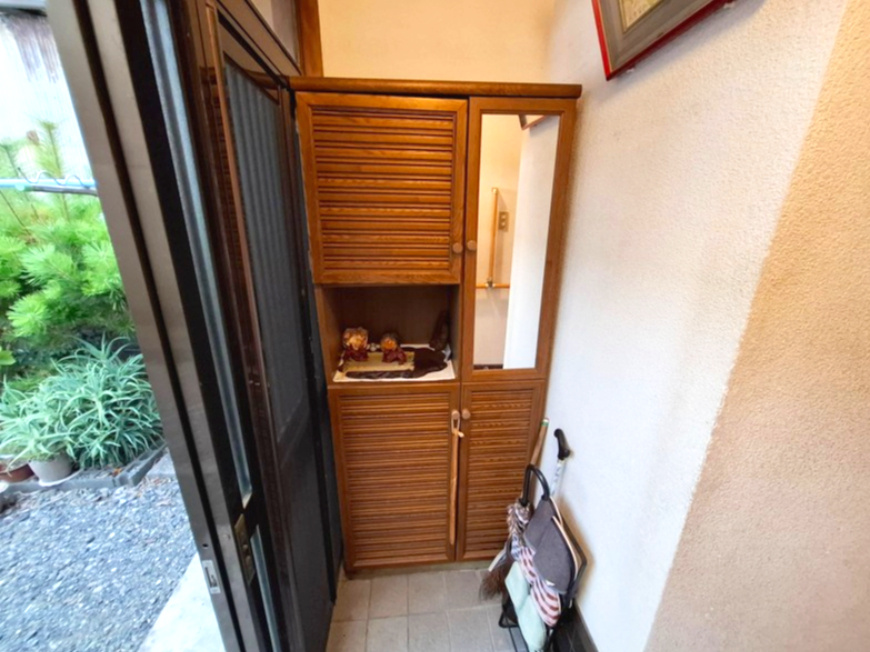売中古戸建　清水区蒲原堰沢の玄関|シューズボックスがあるので収納がたっぷりあります。靴をしまって玄関をすっきりと使えます。
