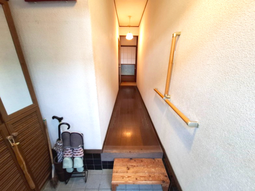 売中古戸建　清水区蒲原堰沢の内装|急なお客様が見えられても玄関から居室が見えないので安心ですね。