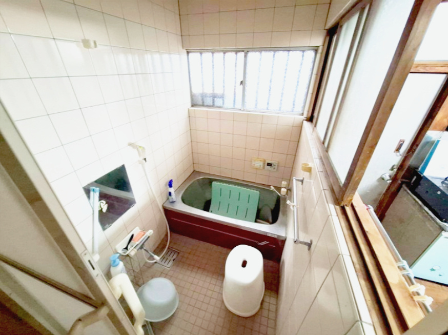 売中古戸建　清水区蒲原堰沢の浴室|浴室に窓があるので湿気がこもらず、いつでもよい空気に入れ替えることができます。