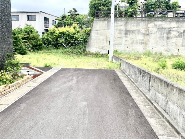売土地　静岡市清水区由比　の前面道路含む現地写真|閑静な住宅地に位置しています。車通りが少なく騒音も気にならない穏やかな環境です。
