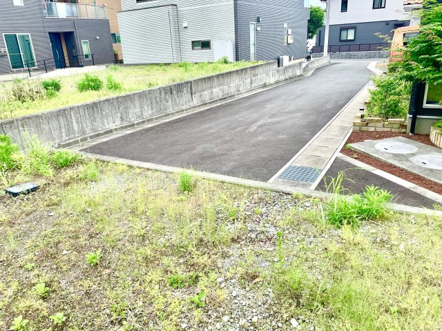 売土地　静岡市清水区由比　の前面道路含む現地写真|南側が道路に接しているので陽当たり良好です。綺麗に整備された売地になります。
