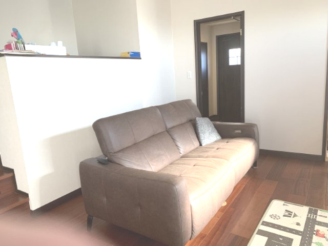 売中古戸建　静岡市清水区蒲原小金の居間・リビング|大きめのソファもゆったりと設置できるリビングです。陽当たりも良くなっています。