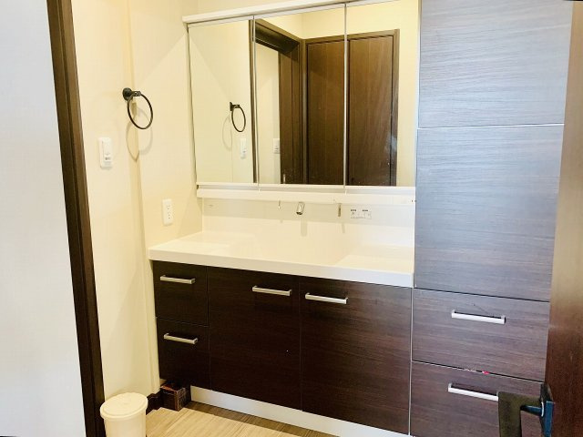 売中古戸建　静岡市清水区蒲原小金の独立洗面台|3面鏡付きの洗面台で収納スペースもたっぷりあります。朝の身支度に便利です。