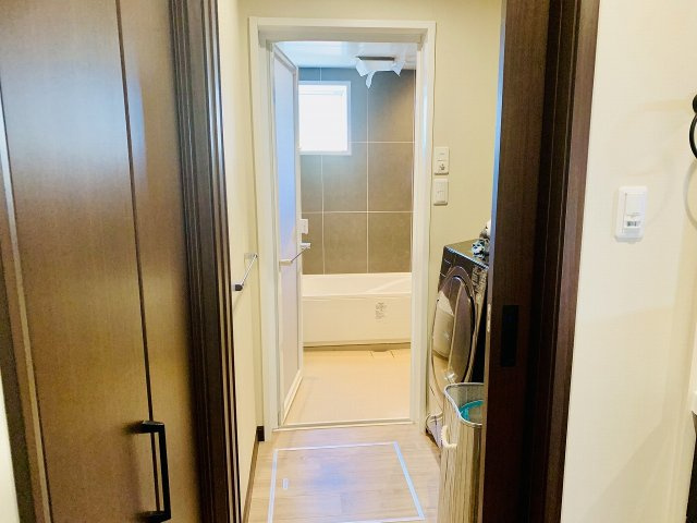 売中古戸建　静岡市清水区蒲原小金の脱衣所|洗面所の隣にランドリースペースもあり、床下収納も完備されています。