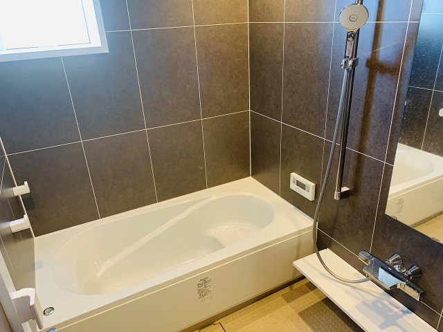 売中古戸建　静岡市清水区蒲原小金の浴室|2.5帖分の広々とした浴室です。足を伸ばしてゆったりくつろげますね。