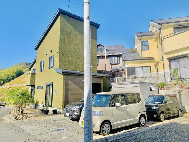 売中古戸建　静岡市清水区蒲原小金の外観|駐車スペースも余裕のある敷地です。大きい物置を撤去すれば駐車スペースも4台分取る事も可能です。