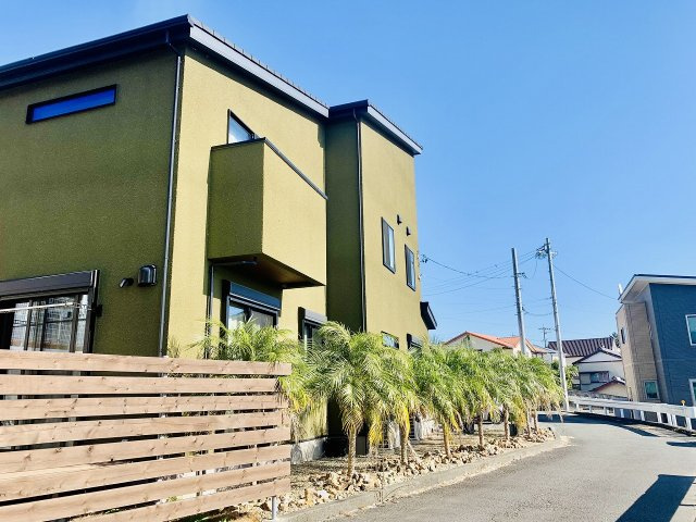 売中古戸建　静岡市清水区蒲原小金の外観|南向きなので陽当たり良好です。存在感ある佇まいで、外構も素敵な造りです。