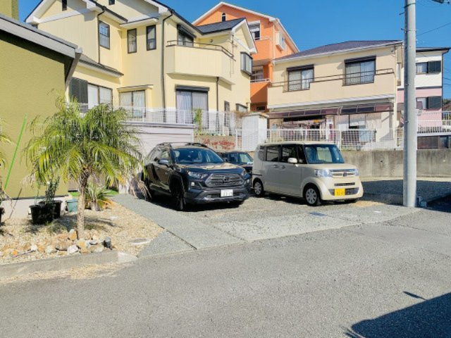 売中古戸建　静岡市清水区蒲原小金の駐車場|駐車スペースは並列2台、縦列2台分が余裕を持って駐車できます。