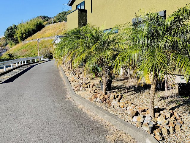 売中古戸建　静岡市清水区蒲原小金の前面道路含む現地写真|前面道路の幅員は約4ｍです。閑静な住宅街に位置しています。