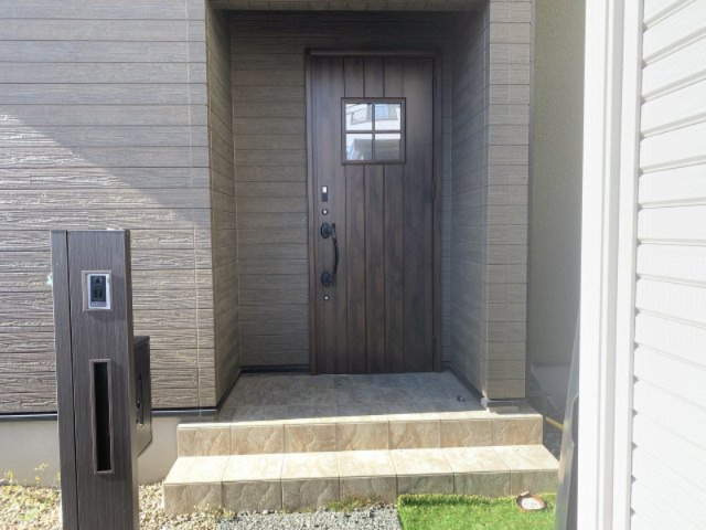 売中古戸建　静岡市清水区蒲原小金の玄関|落ち着いた雰囲気玄関です。明り取りの窓がポイントです。