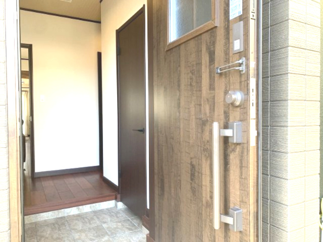 売中古戸建　静岡市清水区蒲原小金の玄関|玄関はリモコンキーです。荷物を持っていても簡単に開けられますね。