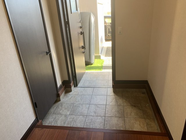 売中古戸建　静岡市清水区蒲原小金の玄関|玄関収納は約2帖分のシューズクロークがあり収納力も十分にあります。