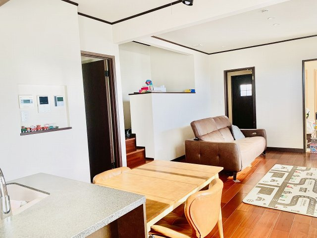 売中古戸建　静岡市清水区蒲原小金の居間・リビング|1階階段脇にはスキップフロアもり、お子様の学習スペースやちょっとした書斎のかわりにも活用できます。