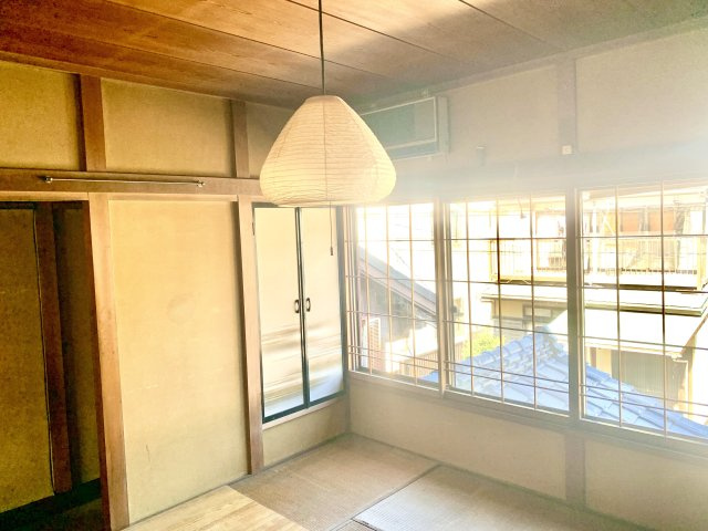 売中古戸建　静岡市清水区蒲原3丁目の和室|大きい窓から入るたっぷりの日差しが嬉しいですね。畳は柔らかいので子供を遊ばせても安全ですね。