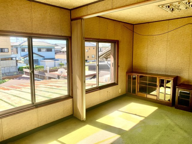 売中古戸建　静岡市清水区蒲原3丁目の洋室|大きい窓があるので明るい空間で生活できます。寝室や仕事部屋など使い勝手の良い広さの洋室です。