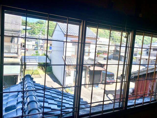 売中古戸建　静岡市清水区蒲原3丁目のその他|大きな窓があるので部屋にやわらかな陽光が注ぎます。格子柄がオシャレです。