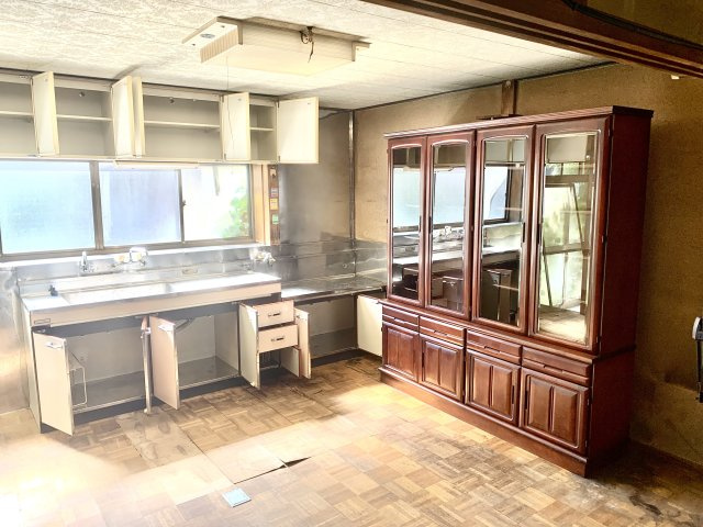 売中古戸建　静岡市清水区蒲原3丁目のキッチン|キッチンには窓があり明るく開放的です。壁付けキッチンなので集中してお料理出来ますね。
