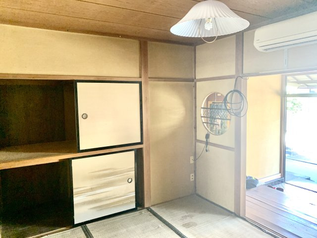 売中古戸建　静岡市清水区蒲原3丁目の和室|窓が多く心地の良い空間となっています。押入れがあるので布団をしまっておく事も出来ます。