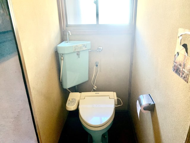 売中古戸建　静岡市清水区蒲原3丁目のトイレ|トイレには窓があり明るい室内です。壁紙が白なので空間が広く感じます。