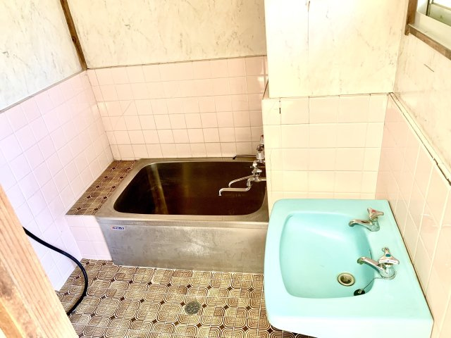 売中古戸建　静岡市清水区蒲原3丁目の浴室|窓があるので明るい室内です。シンプルで使い勝手の良いお風呂です。
