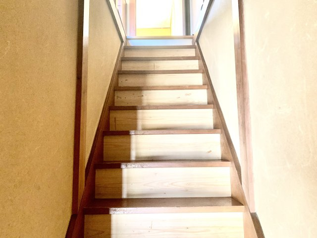 売中古戸建　静岡市清水区蒲原3丁目の内装|ストレート階段なのでシンプルな見た目です。