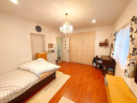 売中古戸建　静岡市清水区由比町屋原の洋室|明るいフローリングとシンプルな壁紙が心地よい空間を演出してくれます。