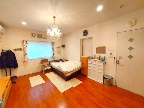 売中古戸建　静岡市清水区由比町屋原の洋室|窓から入るたっぷりの日差しが嬉しいですね。寝室や仕事部屋など使い勝手の良い広さの洋室です。
