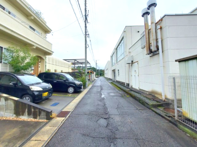 売中古戸建　静岡市清水区由比町屋原の前面道路含む現地写真|近くには由比港漁協直売所やレストランがあります。地元の特産品を気軽に楽しめる環境です。