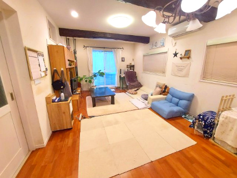 売中古戸建　静岡市清水区由比町屋原の居間・リビング|リビングが広々としているので、ご家族でゆっくりくつろげますね。