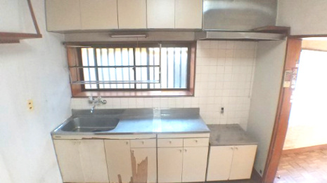 売中古戸建　静岡市清水区由比町屋原のキッチン|キッチンには大きめの窓があり、換気も良く、光も入るので気持ちよくお料理ができそうですね。