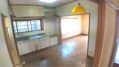 売中古戸建　静岡市清水区由比町屋原の居間・リビング|12帖と広々しており、窓が3方向にあるため、とても明るく風通しもよいLDKになっています。